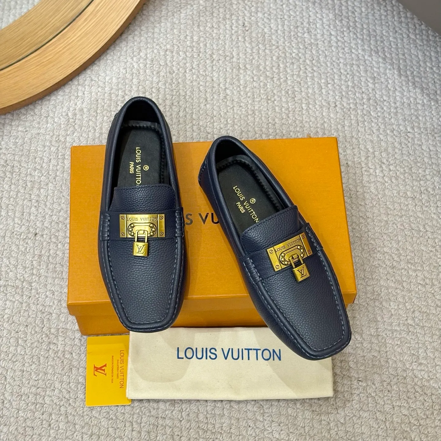 Men's men's shoes 💰420 (Yangli) LV 2⃣️0⃣️2⃣️5️⃣Spring and summer counter GLORIA series models ✈️Original factory special leather production, original last type. A classic driving slip-on casual shoe that shows an elegant style with exquisite craftsmanship details such as Monogram embossing all over the upper🌀Italian imported calfskin fabric Sheepskin foot pads➕Inside～Private mold replica sole Unique style Comfortable driving slip-on Size: 4-12 (38-46) Comes with [Counter packaging: original box, wrapping paper, card, instruction manual, shoehorn, cloth bag] No pressure to enter and leave the counter!